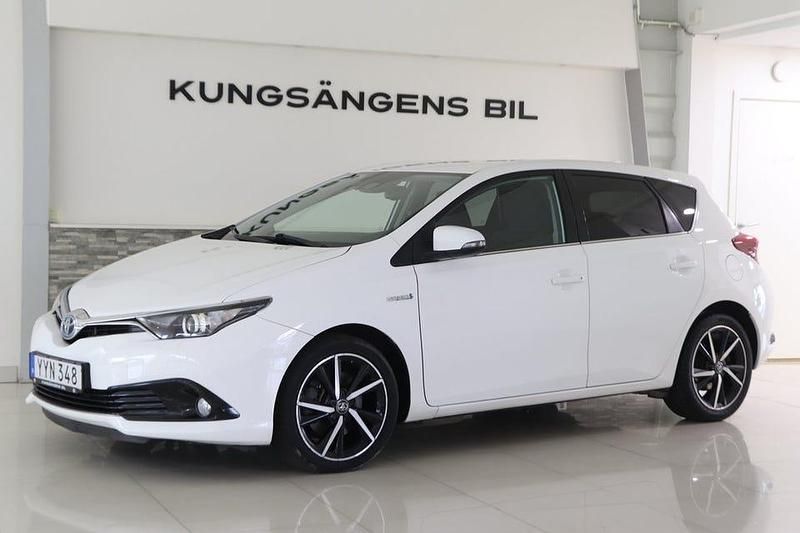 Vit Begagnad 2017 Toyota Auris Hybrid Comfort Halvkombi | 174 900 kr (Marknadspris) - Bild 1/4