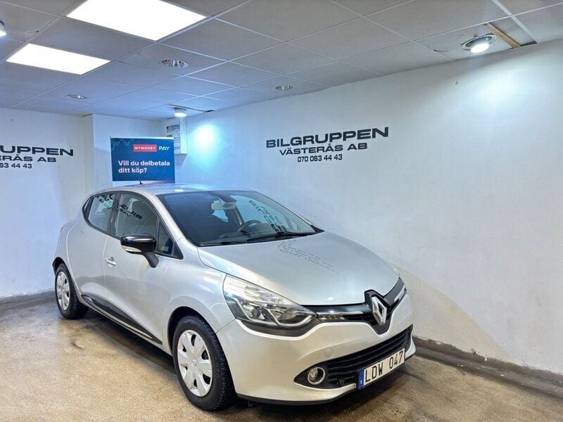 Silver Begagnad 2013 Renault Clio IV Halvkombi | 54 900 kr (Marknadspris) - Bild 1/4