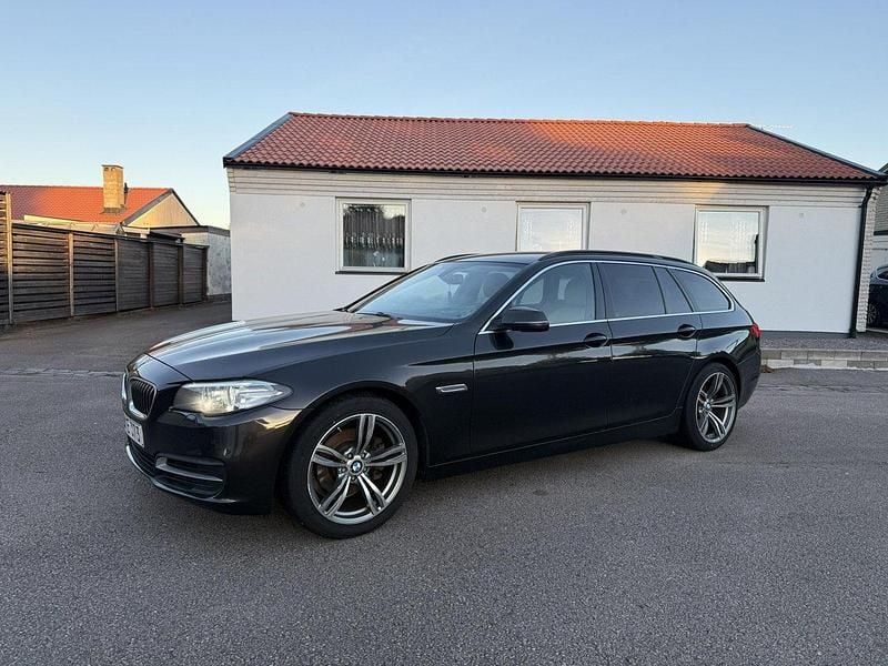 Brun Begagnad 2016 BMW 520 Kombi | 93 900 kr (Superpris) - Bild 1/4