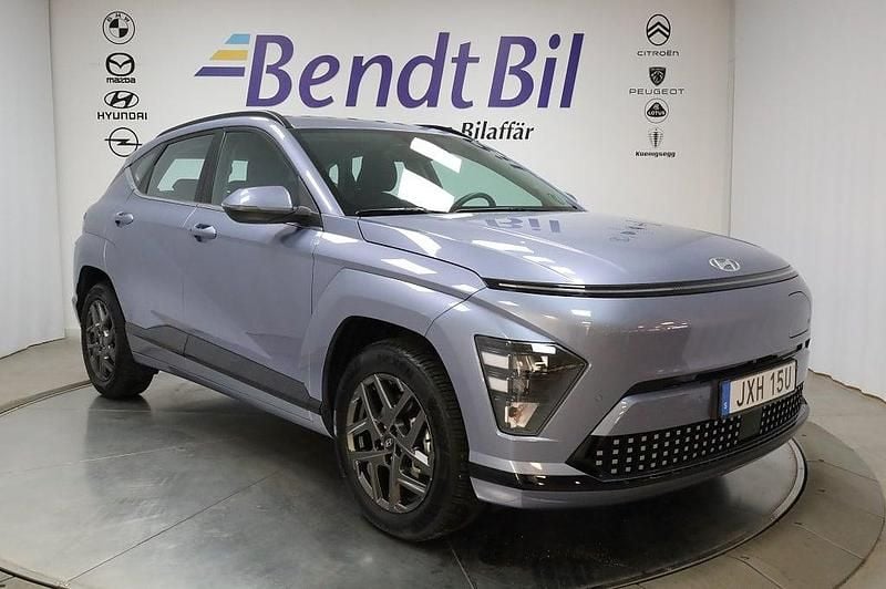 Meta blue Begagnad 2023 Hyundai Kona Essential SUV | 289 800 kr (Marknadspris) - Bild 1/3