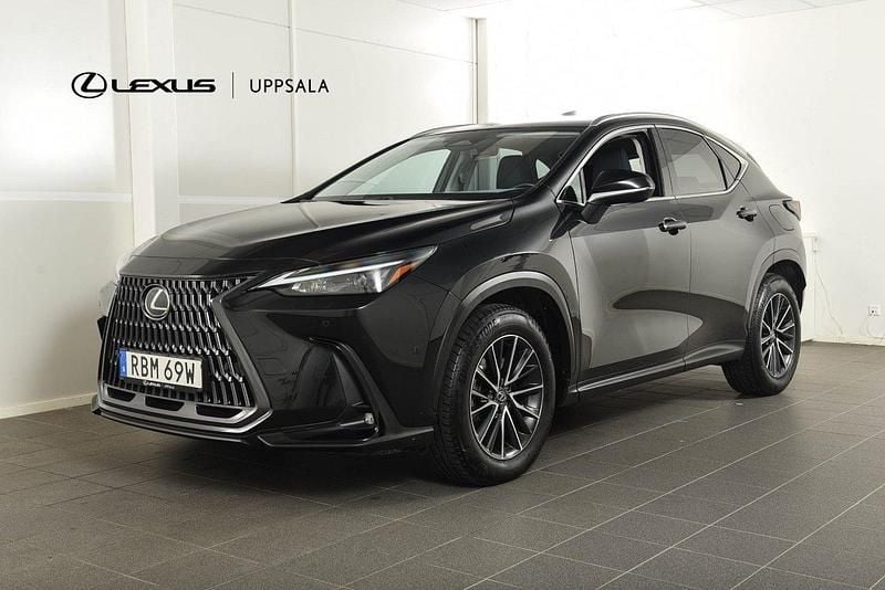 Svart (svartmetallic) Begagnad 2024 Lexus NX450h+ Business Edition SUV | 579 900 kr (Bra pris) - Bild 1/4