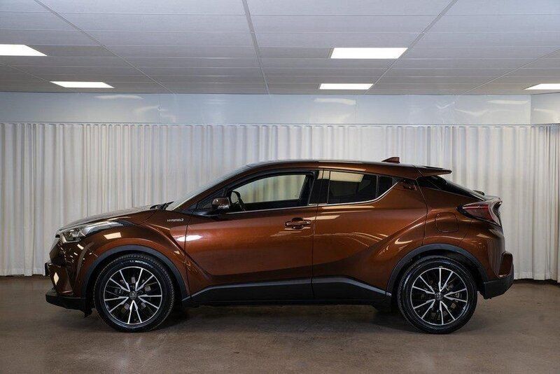 Brun Begagnad 2018 Toyota C-HR Executive SUV | 210 000 kr (Marknadspris) - Bild 1/4