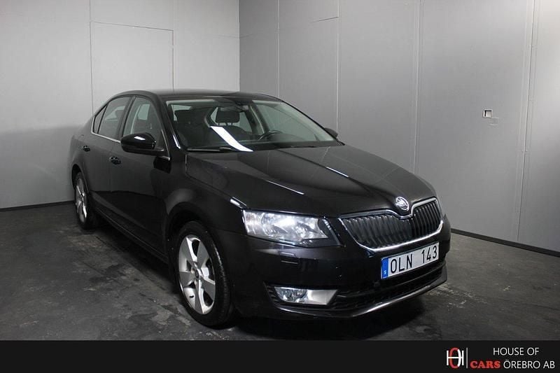 Svart Begagnad 2014 Skoda Octavia Elegance Halvkombi | 79 900 kr (Marknadspris) - Bild 1/4