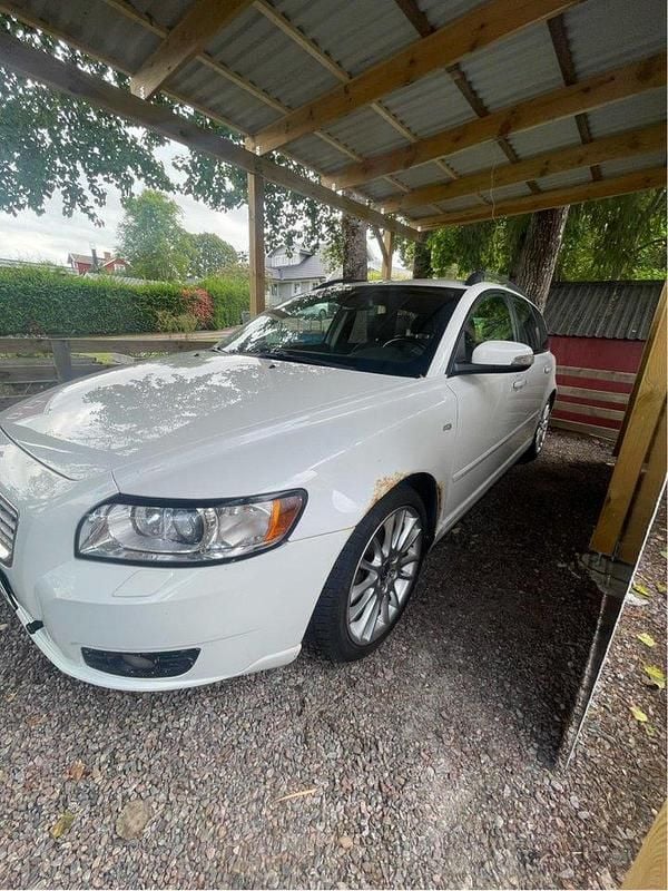 Vit Begagnad 2009 Volvo V50 Momentum Kombi | 26 000 kr (Bra pris) - Bild 1/4