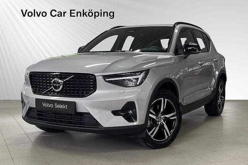Silver Begagnad 2024 Volvo XC40 Plus SUV | 389 900 kr (Marknadspris) - Bild 1/4