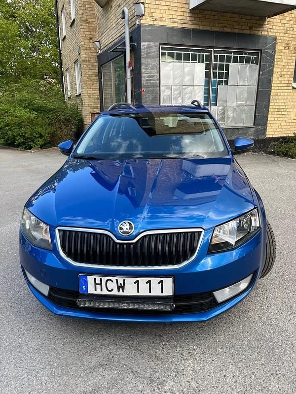 Blåmetallic Begagnad 2015 Skoda Octavia Kombi | 90 000 kr (Marknadspris) - Bild 1/4