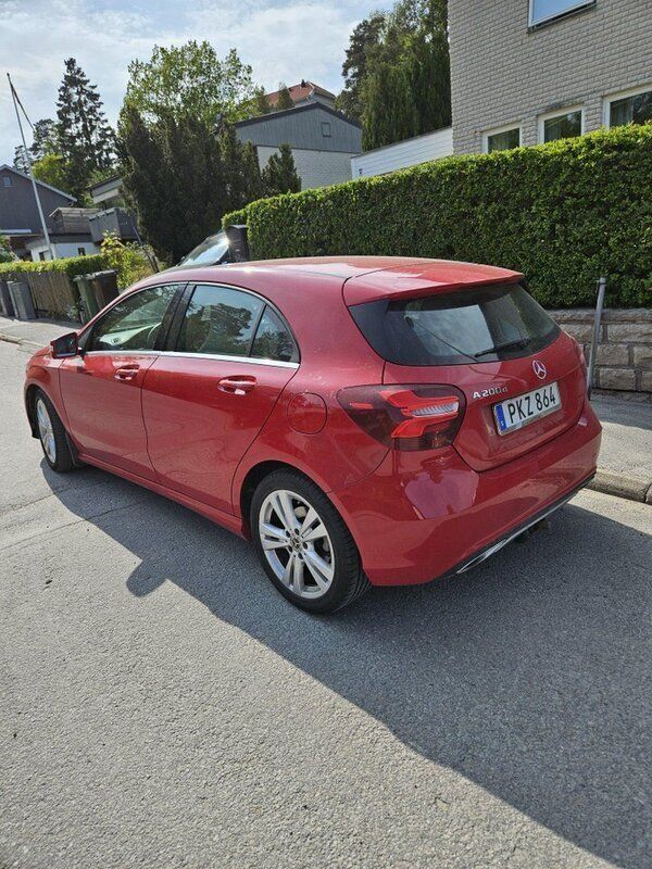 Röd Begagnad 2018 Mercedes A200 Halvkombi | 169 000 kr - Bild 1/4
