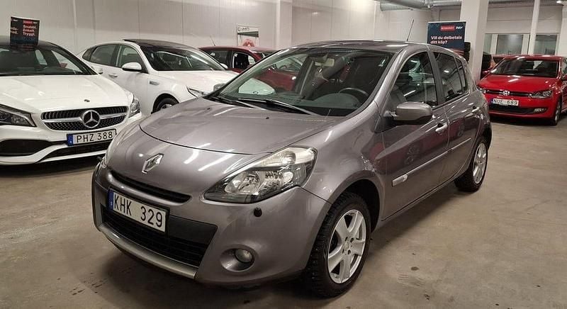 Grå Begagnad 2012 Renault Clio IV Halvkombi | 49 999 kr (Bra pris) - Bild 1/3