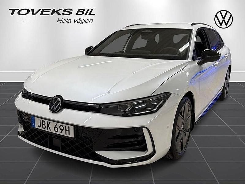 Vit Ny 2025 VW Passat R-line Kombi | 499 000 kr (Bra pris) - Bild 1/4