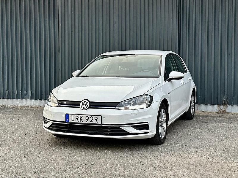 Vit Begagnad 2019 VW Golf VII Halvkombi | 125 000 kr (Marknadspris) - Bild 1/4