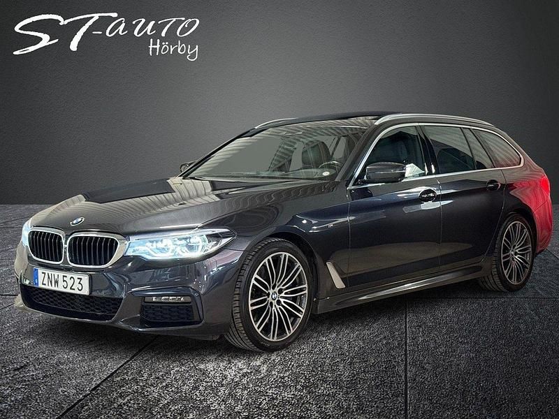Grå Begagnad 2018 BMW 530 M Sport Kombi | 339 900 kr (Marknadspris) - Bild 1/4