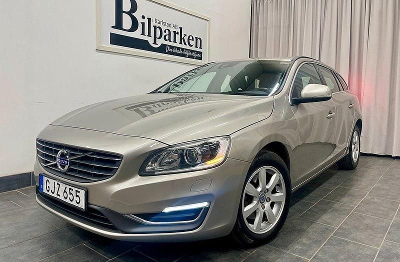 Ljusbrun Begagnad 2014 Volvo V60 Momentum Kombi | 109 900 kr (Marknadspris) - Bild 1/3