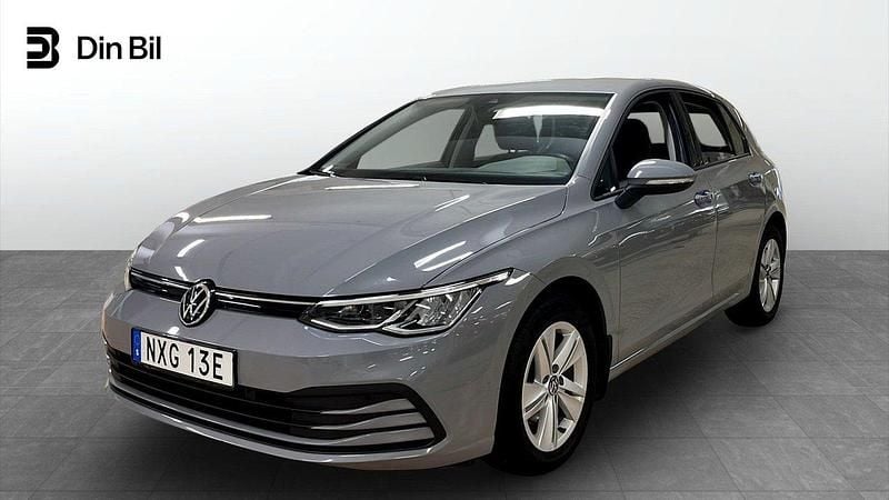Grå Begagnad 2020 VW Golf VIII Life Halvkombi | 194 900 kr (Marknadspris) - Bild 1/4