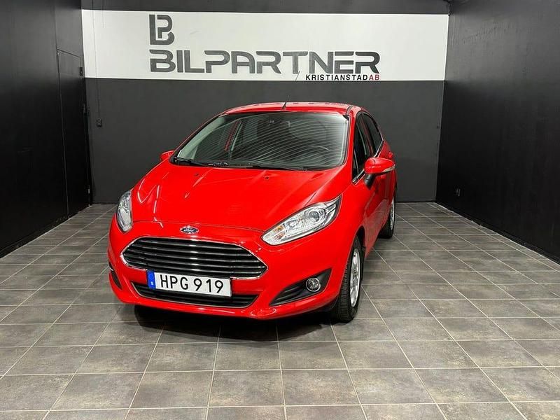 Röd Begagnad 2014 Ford Fiesta Titanium Halvkombi | 84 900 kr (Lite dyr) - Bild 1/4