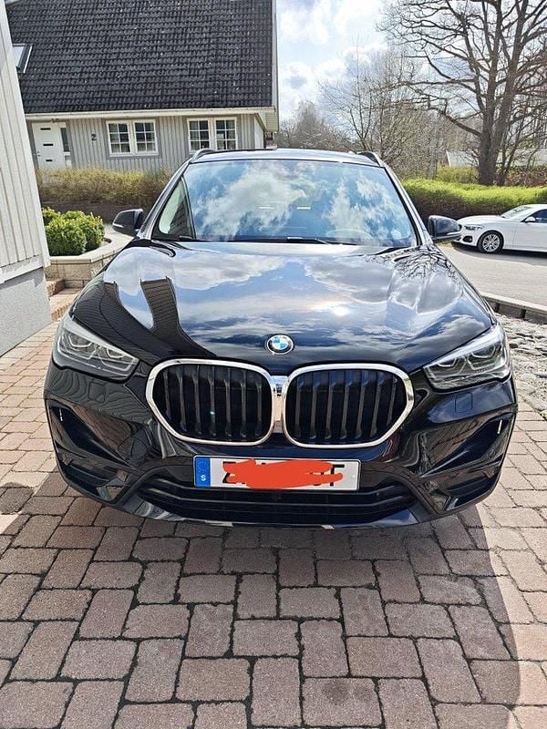 Svart Begagnad 2021 BMW X1 SUV | 269 000 kr (Marknadspris) - Bild 1/4