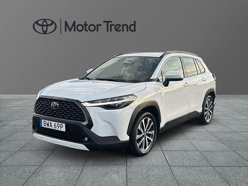 Vit Begagnad 2024 Toyota Corolla Cross Style SUV | 389 900 kr (Lite dyr) - Bild 1/4