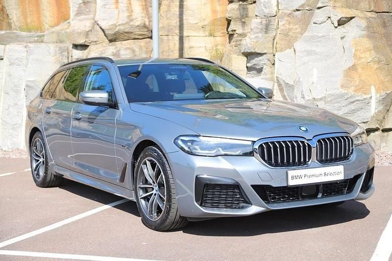 Grå Begagnad 2024 BMW 530e Shadowline Kombi | 489 000 kr (Marknadspris) - Bild 1/3