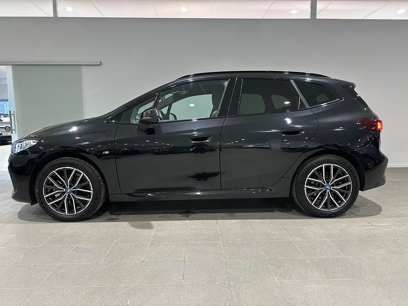 Begagnad BMW 225 Active Tourer 2024 Svart Minibuss