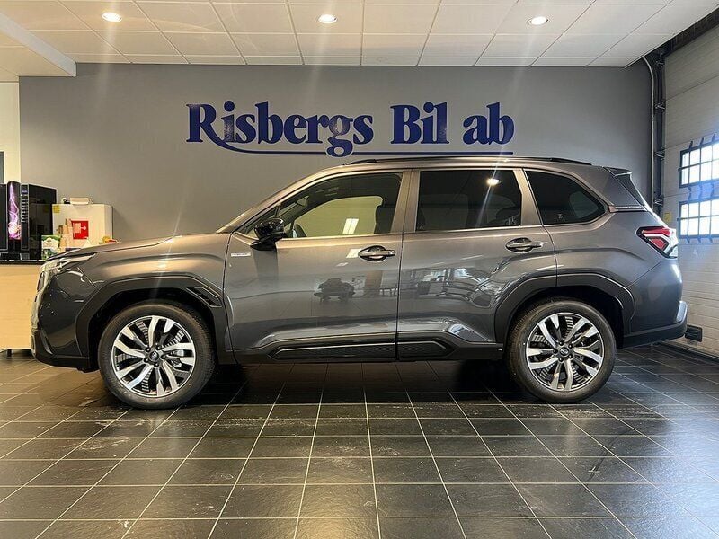 Grå Ny 2024 Subaru Forester SUV | 439 900 kr (Marknadspris) - Bild 1/4