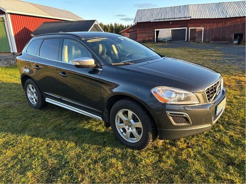 Grå Begagnad 2013 Volvo XC60 R-Design SUV | 172 000 kr (Marknadspris) - Bild 1/4