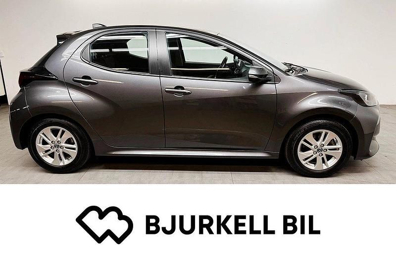 Grå Begagnad 2022 Mazda 2 Halvkombi | 194 900 kr (Marknadspris) - Bild 1/4