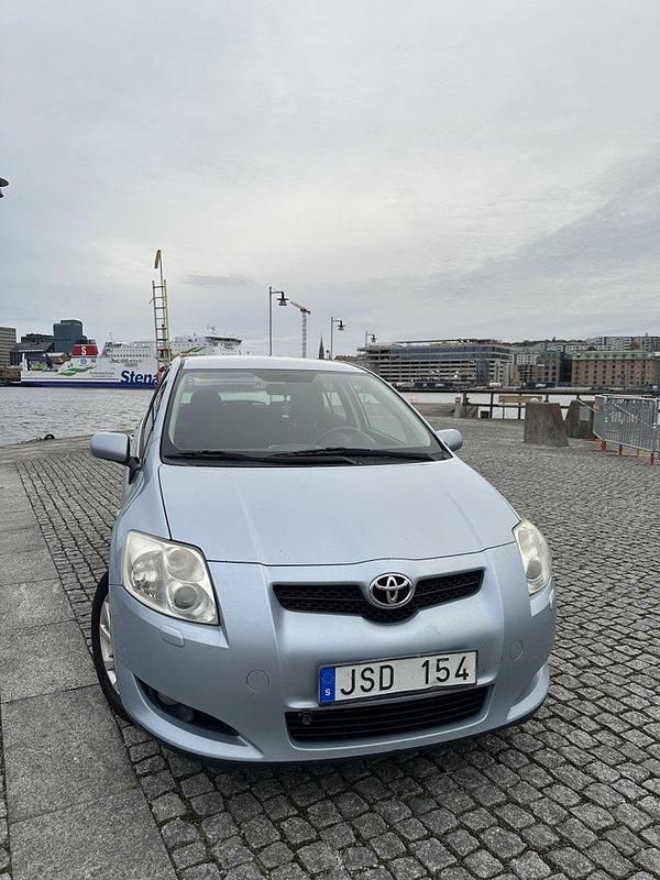 Blå Begagnad 2009 Toyota Auris Halvkombi | 35 000 kr (Marknadspris) - Bild 1/4