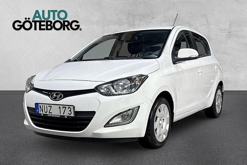 Vit Begagnad 2012 Hyundai i20 Premium Halvkombi | 89 900 kr (Marknadspris) - Bild 1/4