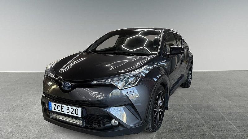 Mörkgrå Begagnad 2017 Toyota C-HR Executive SUV | 187 500 kr (Marknadspris) - Bild 1/4