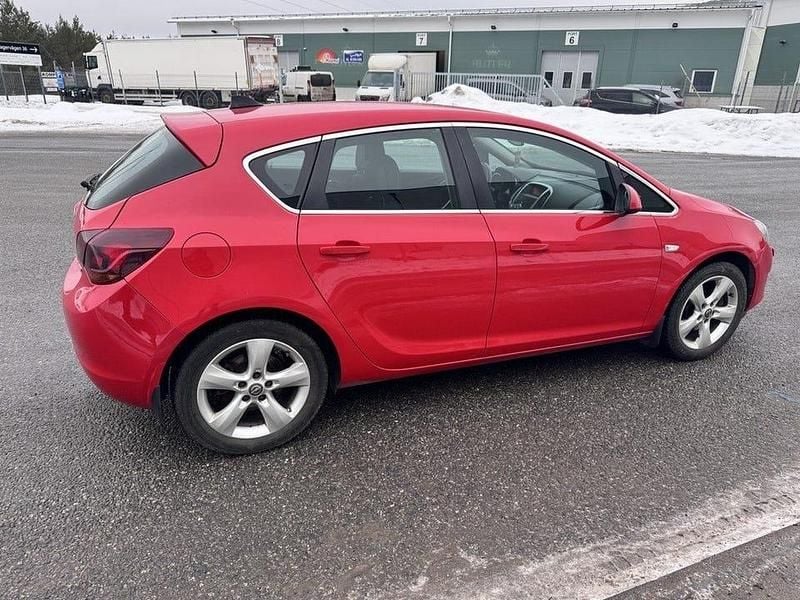 Begagnad Opel Astra Enjoy 180 HK (132 kW) 2011 Röd Halvkombi
