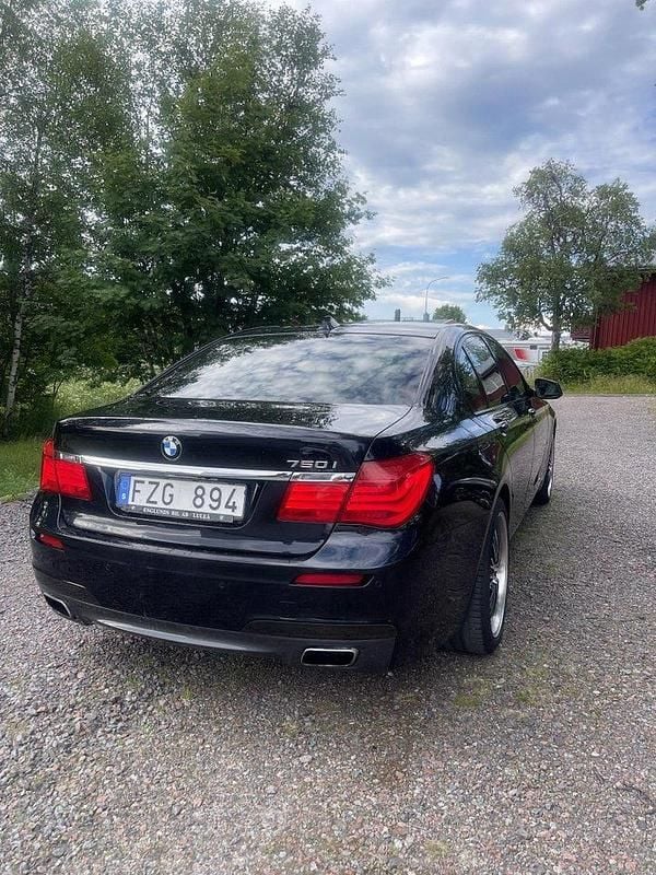 Svart Begagnad 2010 BMW 750 M Sport Sedan | 200 000 kr (Superpris) - Bild 1/4