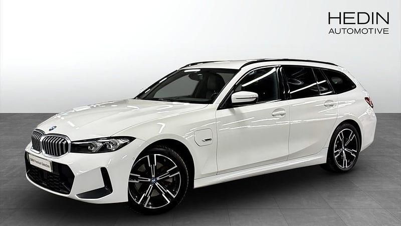 Vit Begagnad 2023 BMW 330 M Sport Kombi | 308 700 kr - Bild 1/4