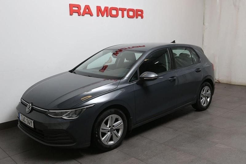 Mörkgrå Begagnad 2022 VW Golf VIII Halvkombi | 209 800 kr (Marknadspris) - Bild 1/3