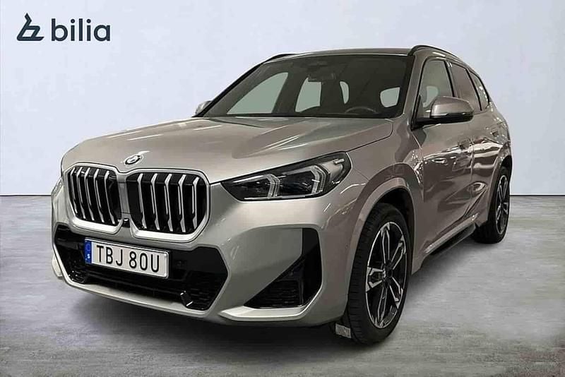 Grå Begagnad 2025 BMW X1 Comfort Edition SUV | 439 900 kr (Bra pris) - Bild 1/1