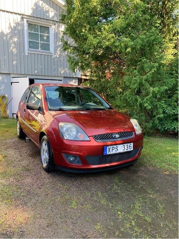 Röd Begagnad 2006 Ford Fiesta Halvkombi | 24 900 kr (Marknadspris) - Bild 1/4