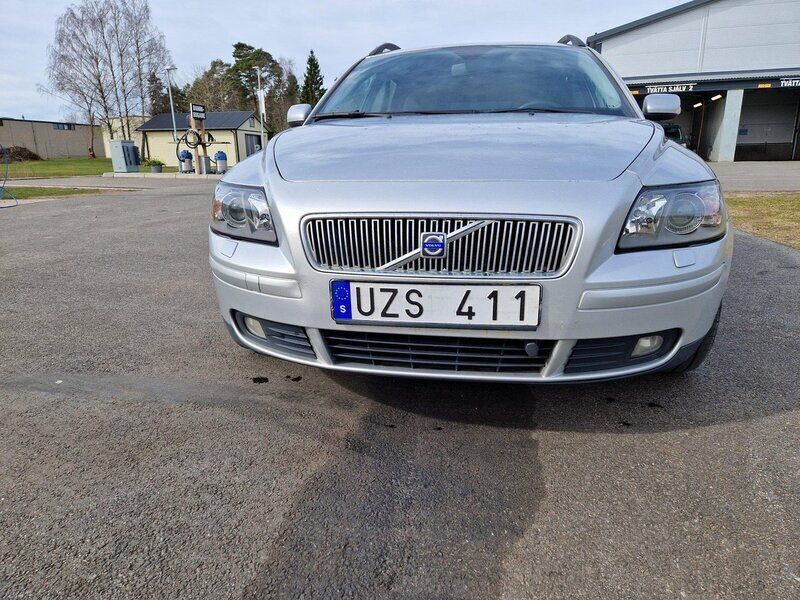 Grå Begagnad 2005 Volvo V50 Kinetic Kombi | 20 000 kr (Lite dyr) - Bild 1/4