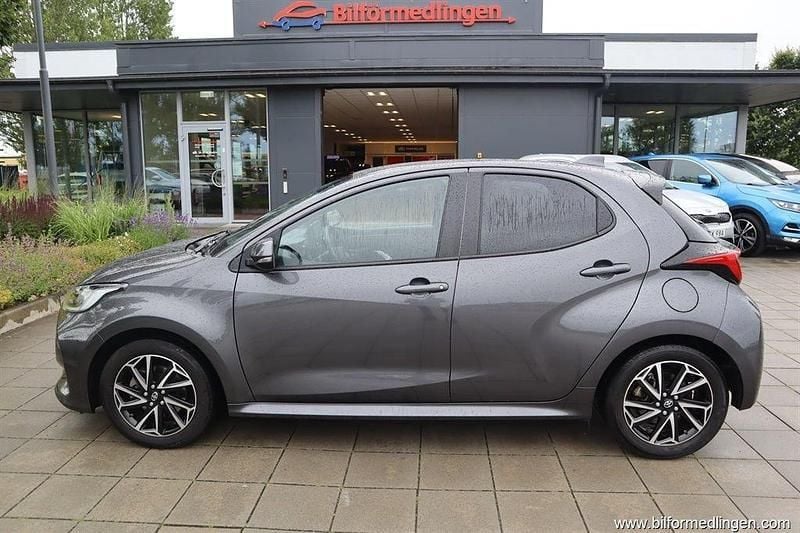 Grå Begagnad 2022 Toyota Yaris Active Halvkombi | 199 900 kr (Marknadspris) - Bild 1/4