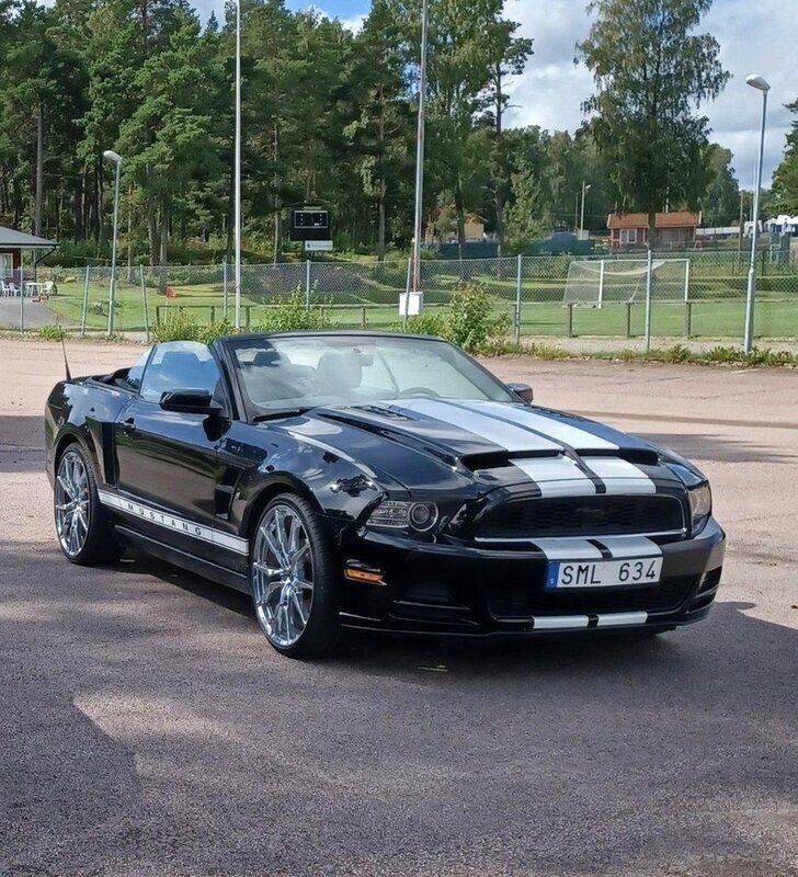Svart Begagnad 2013 Ford Mustang Cab | 205 000 kr (Marknadspris) - Bild 1/4