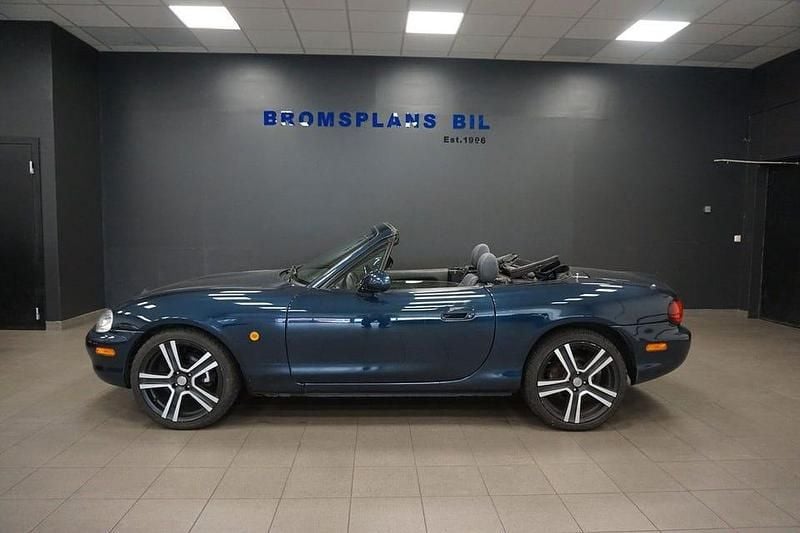 Blå Begagnad 2000 Mazda MX5 Cab | 79 500 kr (Marknadspris) - Bild 1/4