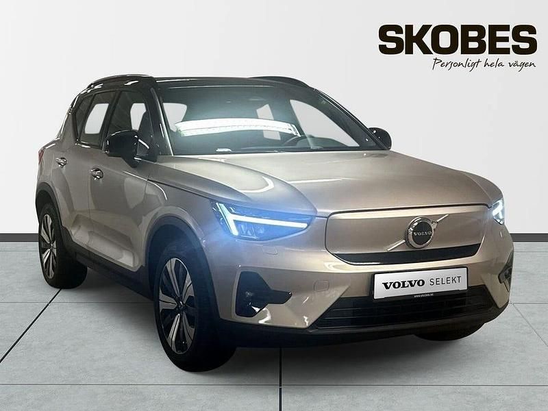 Grå Begagnad 2023 Volvo XC40 Plus SUV | 354 400 kr - Bild 1/3