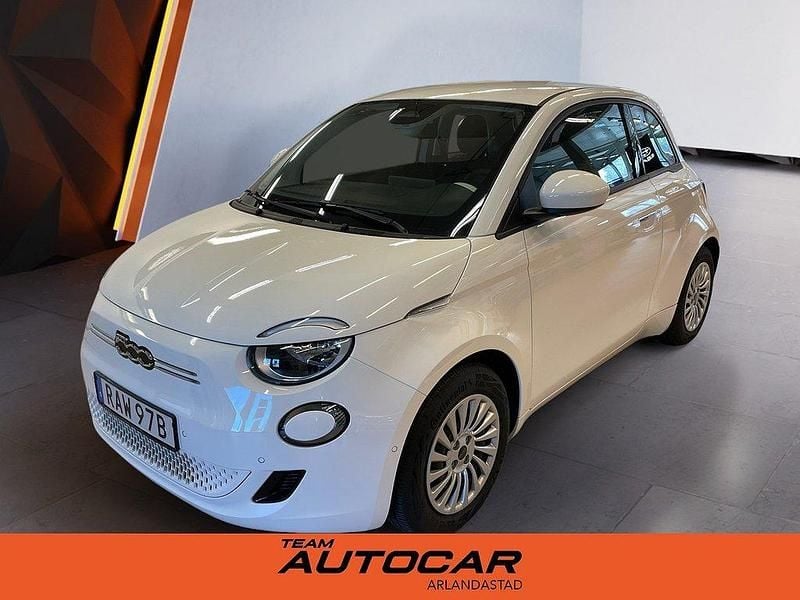 Vit Begagnad 2023 Fiat 500e Halvkombi | 249 900 kr (Marknadspris) - Bild 1/4