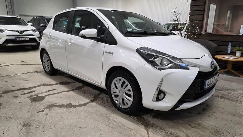 Begagnad Toyota Yaris Hybrid Active 101 HK (74 kW) 2019 Vit Halvkombi