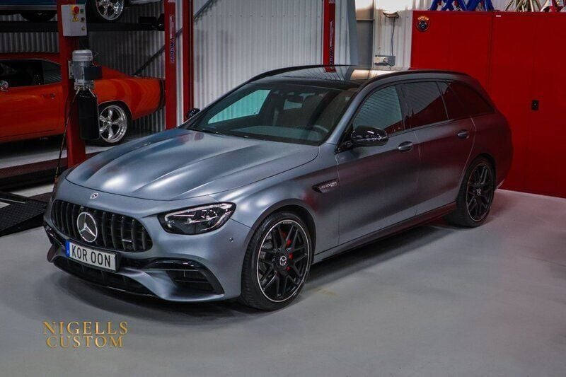 Mörkgrå (grå) Begagnad 2022 Mercedes E63S AMG AMG Kombi | 999 000 kr (Superpris) - Bild 1/4