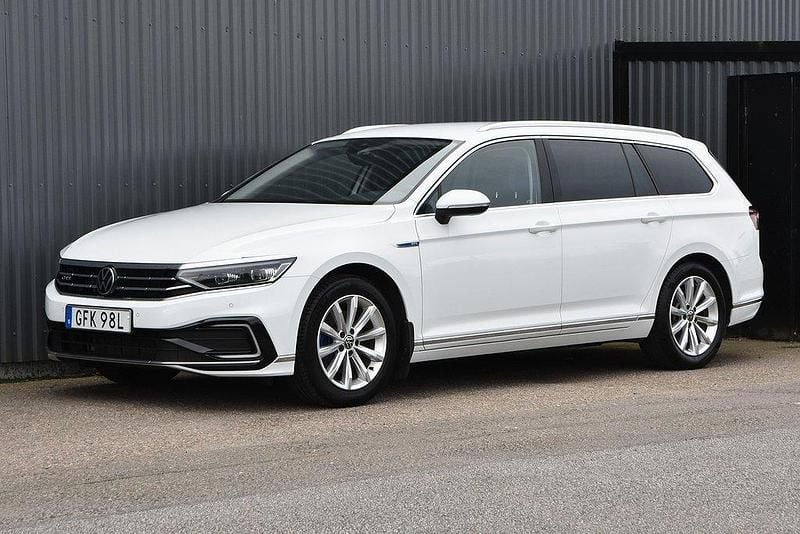 Vit Begagnad 2021 VW Passat Executive Kombi | 239 900 kr (Marknadspris) - Bild 1/4