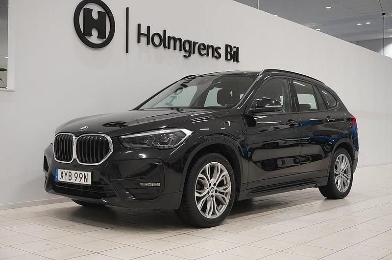 Svart Begagnad 2021 BMW X1 Sport Line SUV | 299 900 kr (Marknadspris) - Bild 1/4