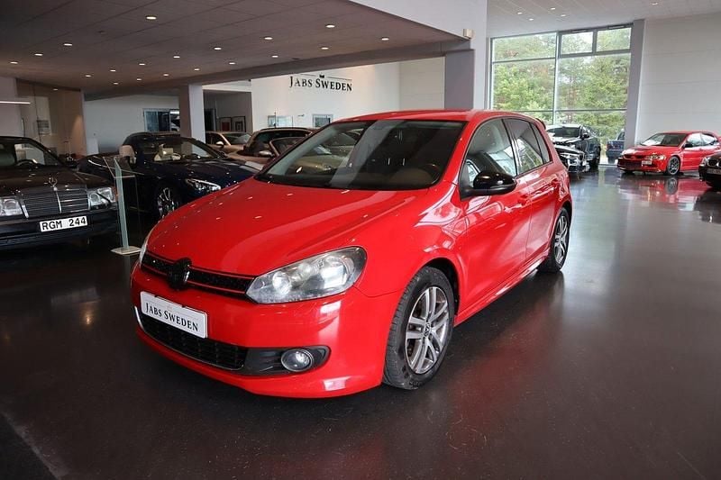 Röd Begagnad 2013 VW Golf VII Halvkombi | 89 900 kr (Bra pris) - Bild 1/4