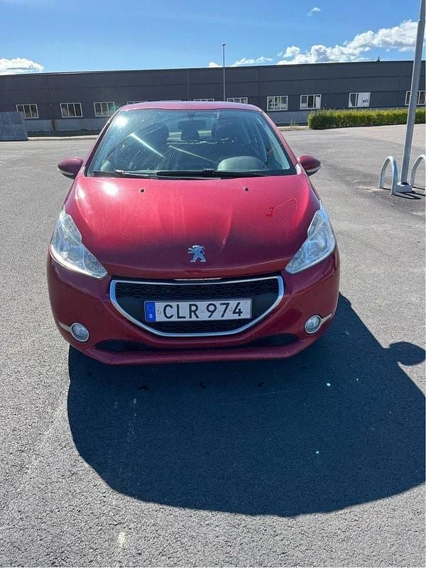 Röd Begagnad 2014 Peugeot 208 Halvkombi | 45 000 kr (Marknadspris) - Bild 1/4