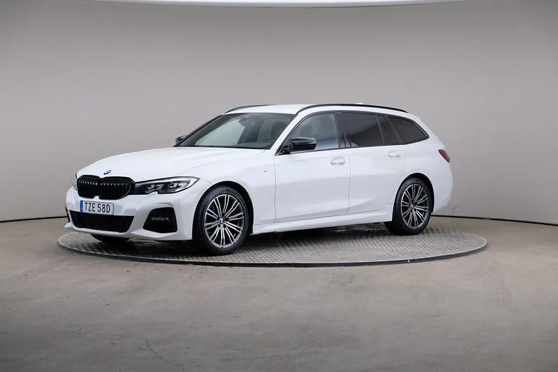 Vit Begagnad 2021 BMW 320 M Sport Kombi | 349 000 kr (Lite dyr) - Bild 1/4