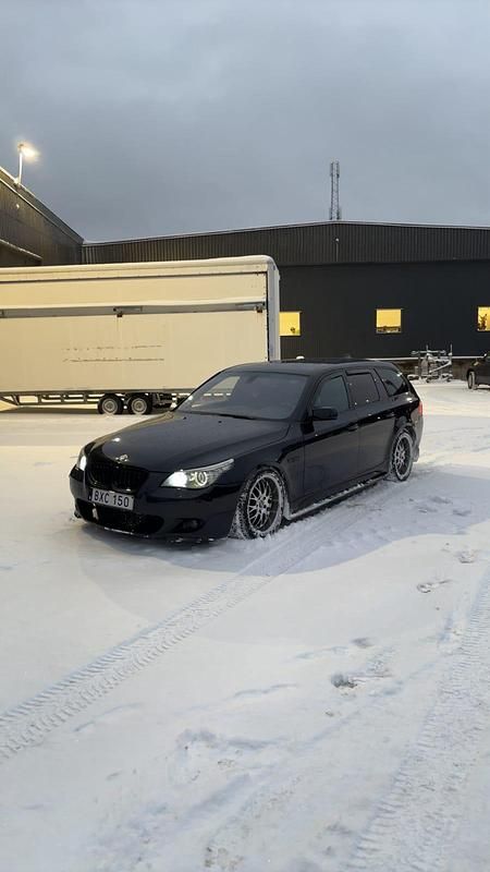 Mörkblå metallic Begagnad 2008 BMW 535 Kombi | 89 000 kr - Bild 1/4