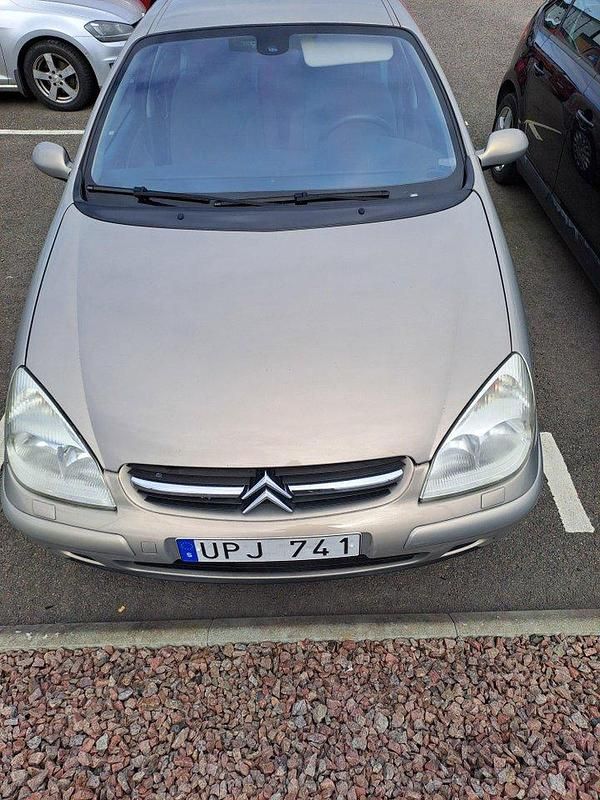 Brun Begagnad 2004 Citroën C5 Halvkombi | 13 000 kr (Marknadspris) - Bild 1/4