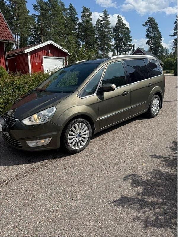 Grön Begagnad 2015 Ford Galaxy Titanium Minibuss | 65 000 kr (Superpris) - Bild 1/4